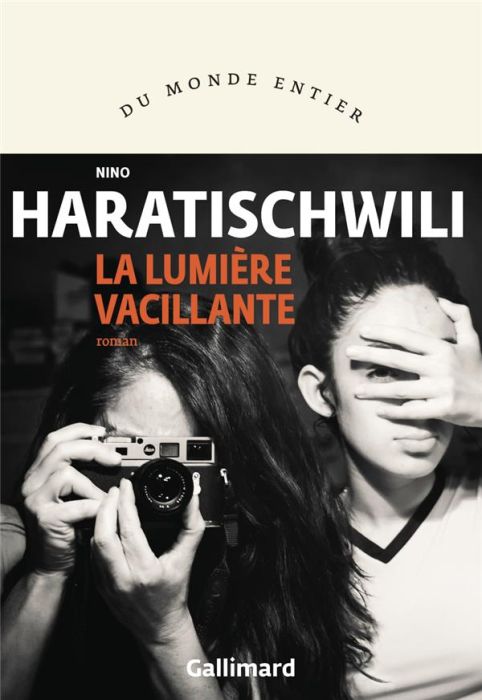 Emprunter La lumière vacillante livre