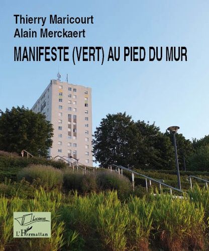 Emprunter Manifeste (vert) au pied du mur livre