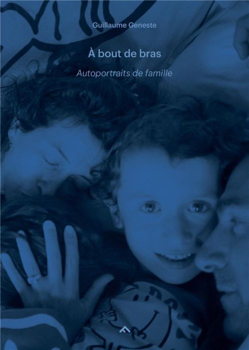 Emprunter A bout de bras. Autoportraits de famille #3, Edition bilingue français-anglais livre