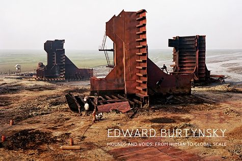 Emprunter Edward Burtynsky. Mounds and voids: from human to global scale livre