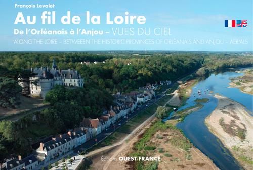 Emprunter Au fil de la Loire, de l'Orléanais à l'Anjou. Vues du ciel, Edition bilingue français-anglais livre