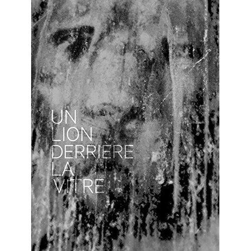 Emprunter Un lion derrière la vitre. Edition bilingue français-anglais. Avec 1 CD audio livre