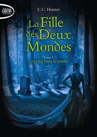 Emprunter La fille des deux mondes Tome 1 : Un pied dans la tombe livre