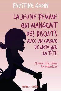 La jeune femme qui mangeait des biscuits avec un casque de moto sur la tête. (Range, trie, sème en I - Godin Faustine